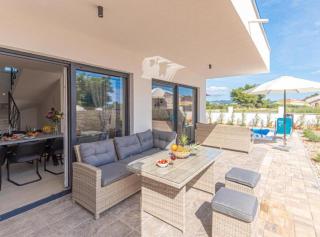 Villa Sunset with Outdoor Pool - Šibenik - 8