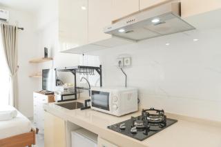 Comfortable Studio at Sky House BSD Apartment next to AEON Mall By Travelio - 1