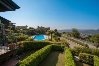 Red villa with shared pool and private garden is the new black on Lake Garda - Roe - 9