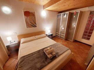 Red villa with shared pool and private garden is the new black on Lake Garda - Roe - 6