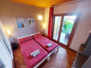 Red villa with shared pool and private garden is the new black on Lake Garda - Roe - 5