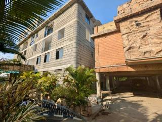 Kirungi Vacation Homes - Large Bamboo Studio room with access to top roof - Fort Portal - 9