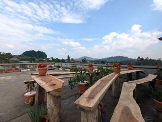 Kirungi Vacation Homes - Large Bamboo Studio room with access to top roof - Fort Portal - 6