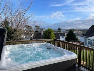 Family holiday home in Benllech with hot tub - Benllech - 0