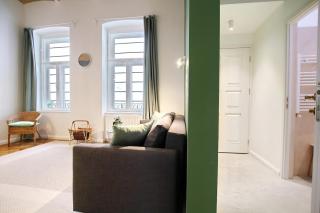 Modern Green Apt w FREE Parking, Projector,Netflix - Budapest - 1