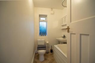 NEW Stylish York Home Sleeps 7 Parking & Garden - 3