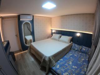 5 min Centro-Estacionamento-Apto 2 dorm-6 pessoas-Ar Cond-Wifi - Gramado - 0