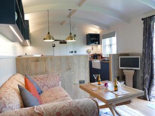 Ravenscroft Retreats Glamping - Golden Grove - 8