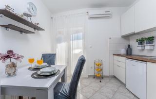 Stunning Apartment In Turanj - Turanj - 9