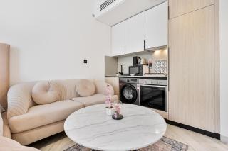 Lux JVC APT near Butterfly Garden with Pool & Gym - 8