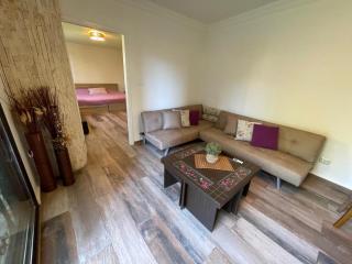 1 Bed - Sleeps 4 - Pets - Pool - Garden - Gym - 1