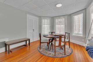 West Hartford Center- Charming New England Apt - 5