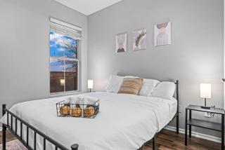 Sophisticated Stay 2BR 2BA Pool - Fort Worth - 7