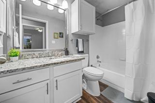 Sophisticated Stay 2BR 2BA Pool - Fort Worth - 2