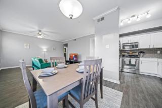 Sleek Retreat 2BR, 2BA Pool Access - Haltom City - 9