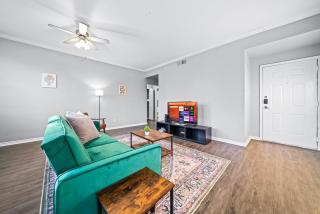 Sleek Retreat 2BR, 2BA Pool Access - Haltom City - 3