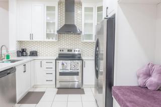 Beautiful Home by Toronto in Central Location - Brampton - 0