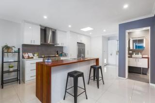 The perfect family escape modern huge backyard - 0