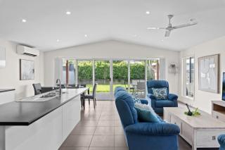Charming 4Bedroom Home Near Train Station and Beaches - Brisbane - 9