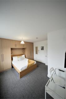 Private on suites- Private Bathroom every room-1 Bus to Heathrow Airport - 1
