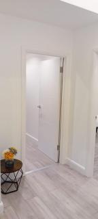 Modern One Bedroom Flat with Private Back Garden - 6