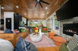 Stayhocha Themed Creekside LUX with Views - Broken Bow - 3