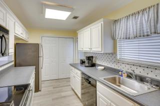 3 Mi to St Simons Beach Gem with Pool Access and Deck - Saint Simon Mills - 4