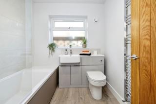 3 Bedroom Bungalow House Short Term Rental & Flexible Renting Lincoln With Free WiFi And Free Parking - North Hykeham - 2