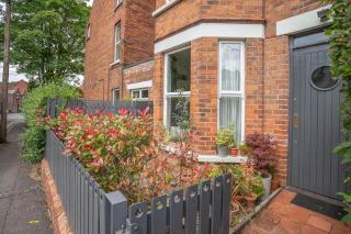 Spacious 4BR Victorian Property w/ Outdoor Terrace - Belfast - 9