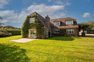 Secluded rural retreat close to beach - sleeps 12 - Earnley - 0