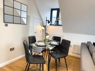 Contemporary 2-Bed Penthouse Central Stay! - 5