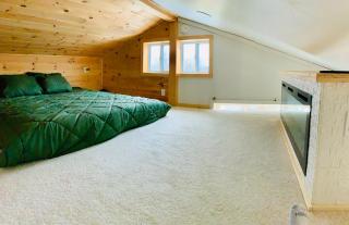 Epic Snowmobile Loft House! - - 8