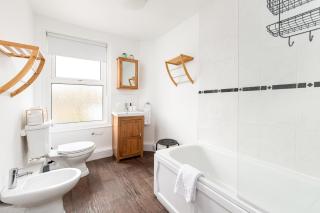 Extended Stays-Parking-Sleeps5-By FabAccommodation - Bristol - 7