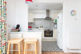 Extended Stays-Parking-Sleeps5-By FabAccommodation - Bristol - 4