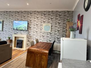 Large Central Apartment - - 1