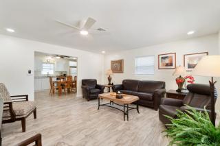 Walk to the Beach, 2 Bedroom Tropical Oasis, Sleeps 6 - 6