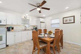 Walk to the Beach, 2 Bedroom Tropical Oasis, Sleeps 6 - 1
