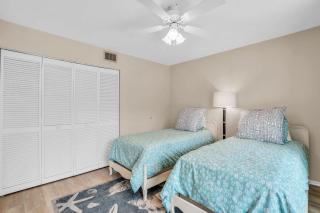 First Floor With Lake and Fountain Views - Naples - 8
