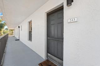 Spend Your Vacation in Luxury with Pool Views - Naples - 3