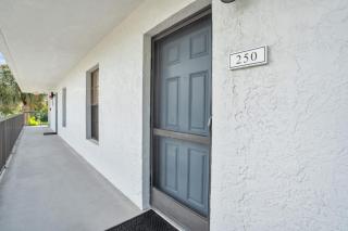 Peaceful Views and Close to Beach - Naples - 3