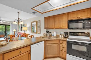 End Unit with Resort Views From Lanai - Naples - 2