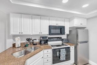 Close to the Lobby and Pool - Peaceful Views and Comfy Furnishings - Naples - 3
