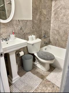 Queen Suite - Hot Tub - Home Theater - WiFi - Jonesboro - 4