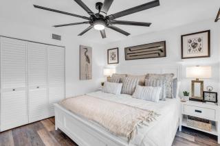 Designer Furnished and Views - Naples - 7