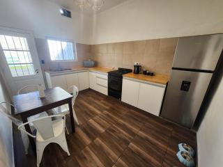 Casa con 2 dormitorios, pileta, parrilla y cocheras - 5