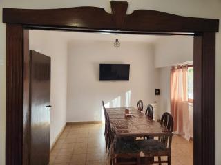 Casa con 2 dormitorios, pileta, parrilla y cocheras - 3