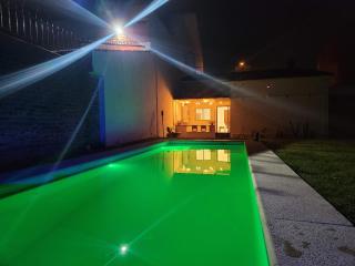 Casa con 2 dormitorios, pileta, parrilla y cocheras - 2