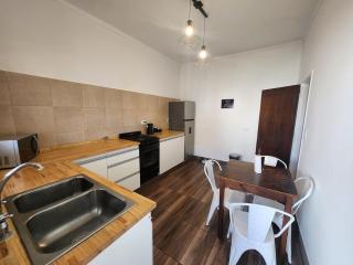 Casa con 2 dormitorios, pileta, parrilla y cocheras - 1