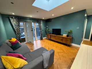 Streatham House - 2 Bedroom - Sleeps 6 - Free WiFi - Streatham Vale - 3