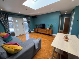 Streatham House - 2 Bedroom - Sleeps 6 - Free WiFi - 8